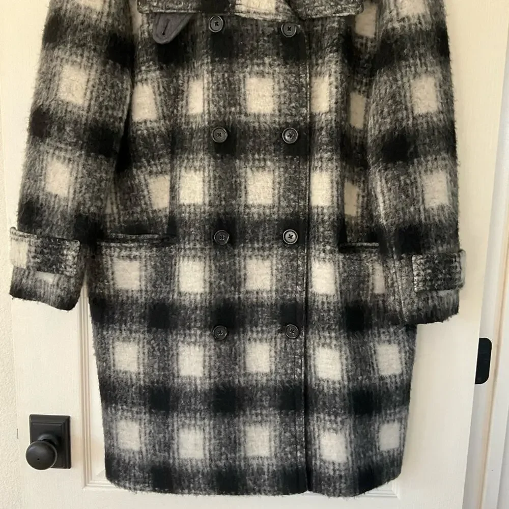 Banana Republic large scale